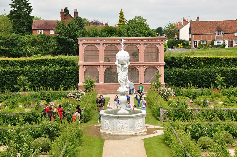 File:Kenilworth Castle Gardens (9782).jpg