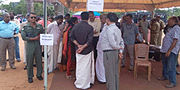 Miniatuur voor Bestand:Kerala Chief Minister Oommen Chandy visiting naval relief facility.jpg