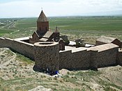 A kolostorkomplexum közepén a Szűz Mária-templom, a kép jobb szélén a Szent György-templom; a kolostor mögött a zárt örmény–török határ
