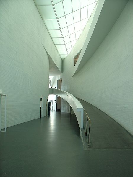 File:Kiasma entrance hy.jpg