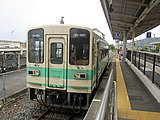 Triebwagen der Baureihe KR200 im Bahnhof Gobō