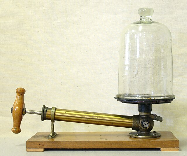 Vacuum pump and bell jar for vacuum experiments, used in science education during the early 20th century, on display in the Schulhistorische Sammlung 