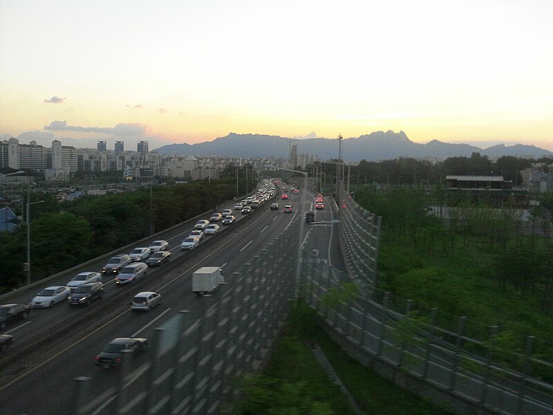 File:Korea Urbanexpressway - Seoul Bukbu Arterial Highway Sinnae IC Evening.jpg