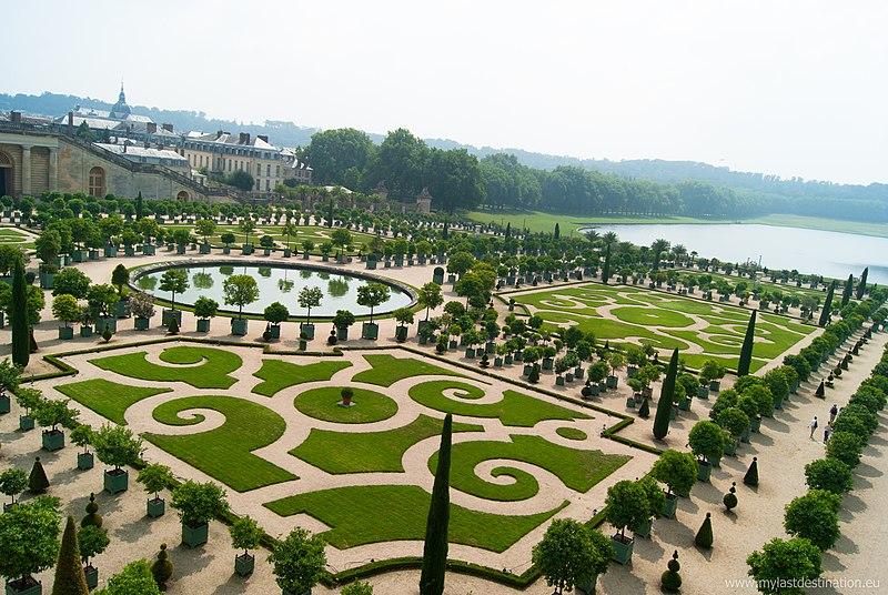 https://upload.wikimedia.org/wikipedia/commons/thumb/b/bf/Le_N%C3%B4tres_gardens%2C_Versailles_August_2013.jpg/800px-Le_N%C3%B4tres_gardens%2C_Versailles_August_2013.jpg