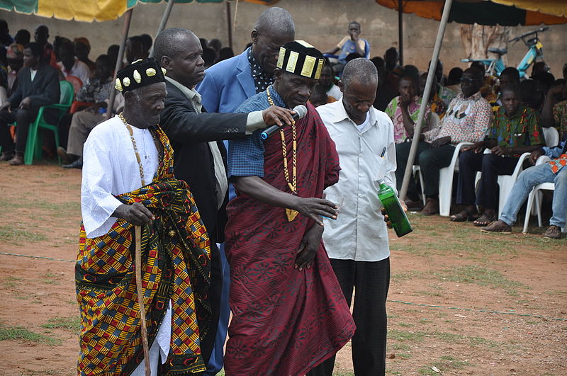 File:Le port du pagne par les chefs traditionnel Baoulé de Didiévi 03.JPG