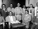 Iraks Premier Qasim (Mitte) und sein Vize Arif (links neben Qasim) verhandelten mit Baath-Chef Aflaq (sitzend, rechts am Rand) bis 1959 über einen Beitritt Iraks