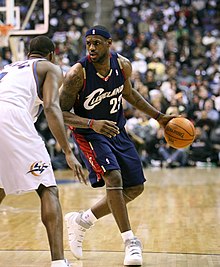 LeBron James sous le maillot des Cavaliers de Cleveland en avril 2007.