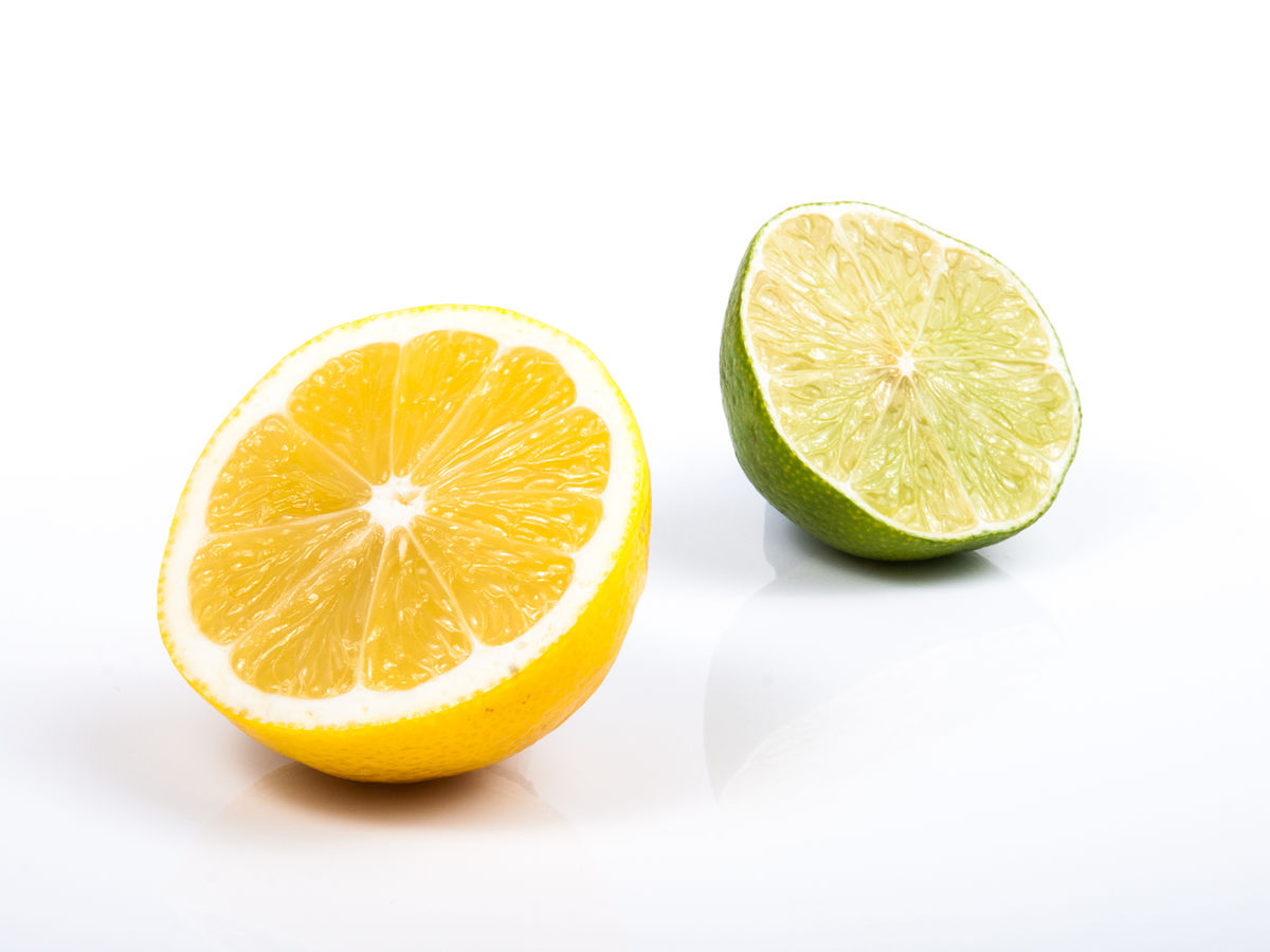 https://upload.wikimedia.org/wikipedia/commons/thumb/b/bf/Lemon_and_Lime_%2811781986025%29.jpg/1200px-Lemon_and_Lime_%2811781986025%29.jpg