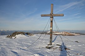 Gipfelkreuz und Windschutz im Winter, Blick nach Nordosten