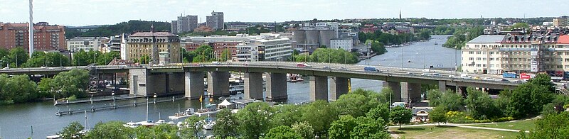 Dubbla Liljeholmsbron, klaffbrodeln ligger över den vänstra farleden, vy från Tantolunden i juni 2010.