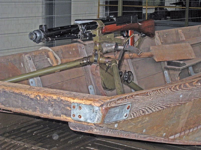 File:Lmg auf Boot im Museum Full.jpg