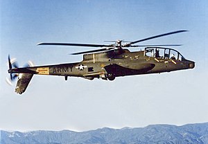 Bir AH-56 Cheyenne'in yandan görünüşü, helikopter pistinin birkaç fit yukarısında.