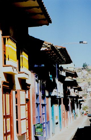 Die Straße Lourdes in der Altstadt von Loja