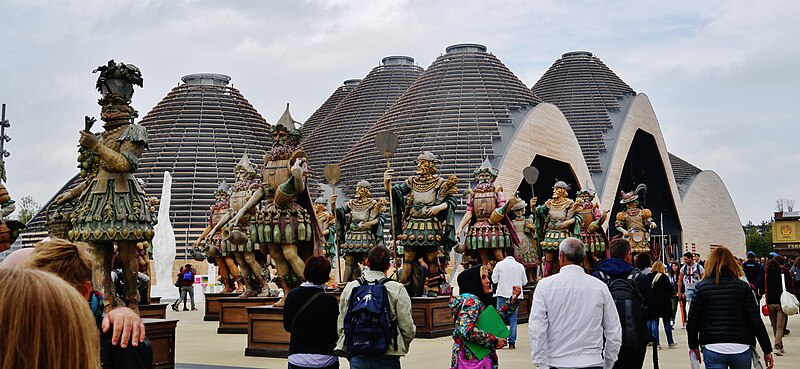 File:Lombardia Expo 2015 Visitor Centre 1.jpg