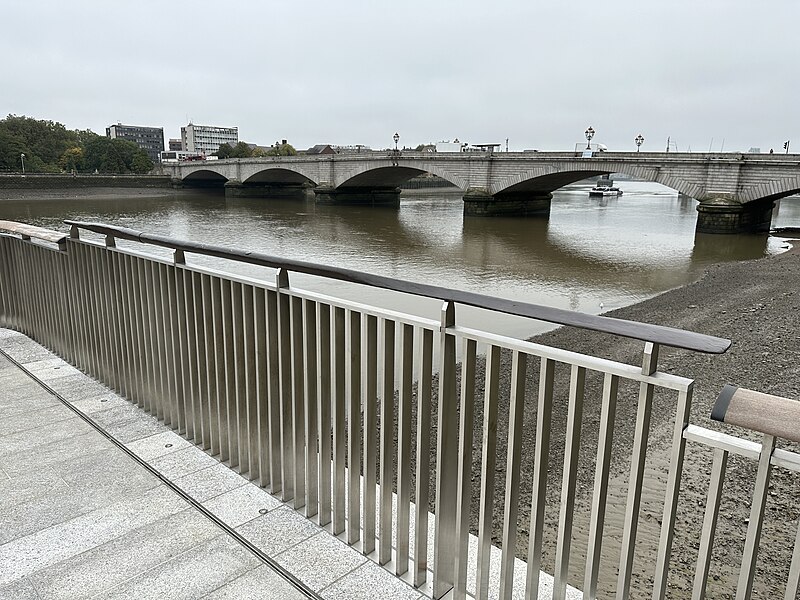 File:Looking towards Putney Bridge from Putney Embankment Foreshore.jpg