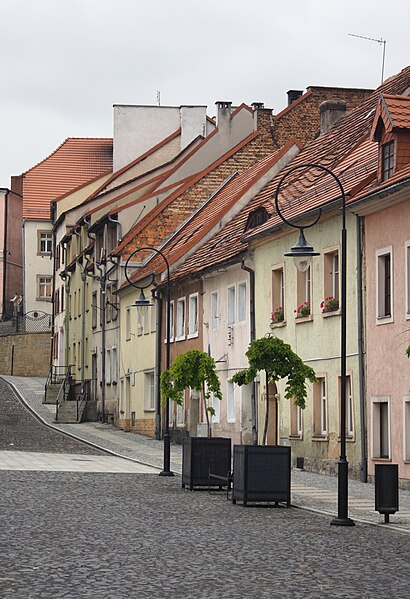 File:Lubomierz rynek pierzeja północna 19.08.2021 p.jpg