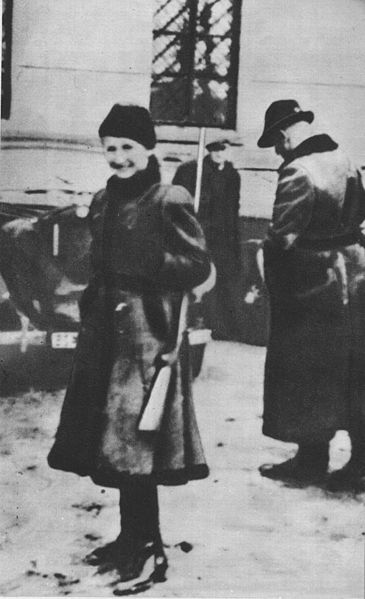 File:Ludwig Hahn and his wife before the hunting - Gestapo HQ in occupied Warsaw.jpg