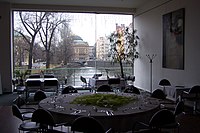 Interiér restaurace s výhledem na Národní divadlo (2008)