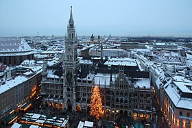 Karácsonyi vásár a Marienplatznál (Szent Mária tér) a müncheni városháza előtt