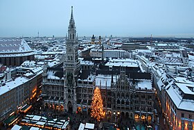 Mercado de Natal na Marienplatz (Praça de Santa Maria) em frente à Prefeitura de Munique