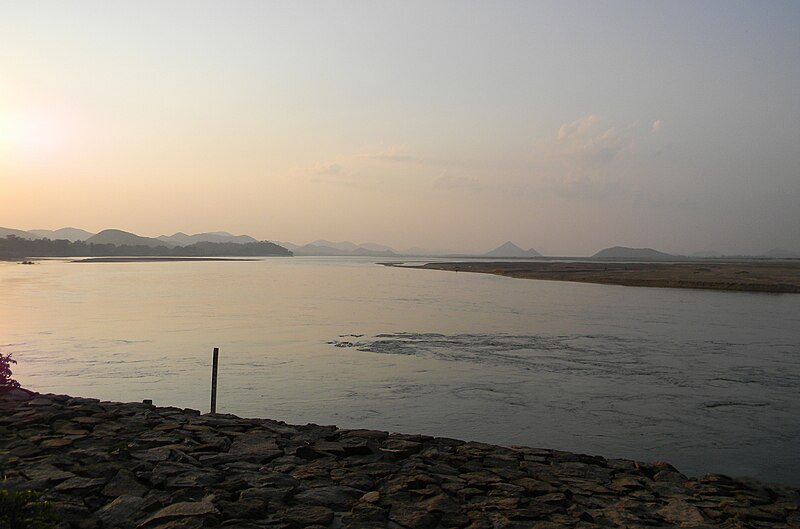 File:Mahanadi River, Lord Nilamadhab temple, Kantilo.jpg