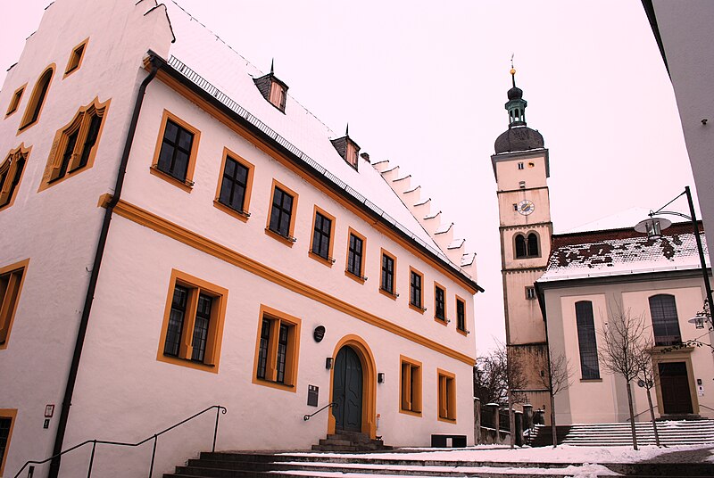 File:Mainbernheim, Rathaus und Kirche.JPG