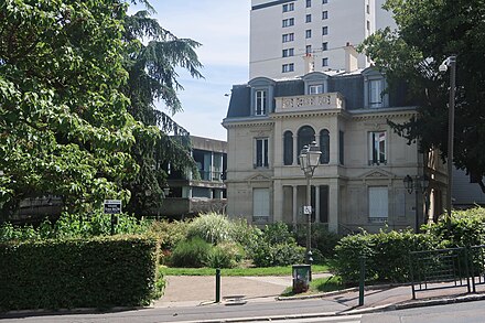 Foyer Merlin-de-Thionville ou « château de la Grève », dans le square Germain-Bazin. Ce petit hôtel particulier de style Napoléon III doit son nom à une grève survenue peu de temps avant sa construction, en raison de l'exposition universelle de 1867, qui avait causé une hausse des prix. De nos jours, il abrite des services municipaux[65].