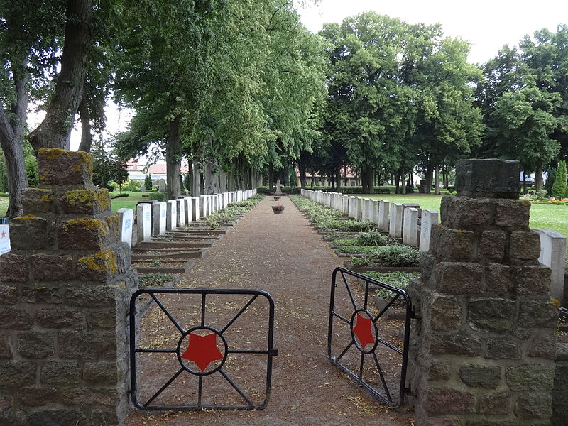 File:Malchin Friedhof Sowjetischer Ehrenfriedhof.JPG