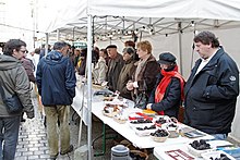 Allée de stands de trufficulteurs.