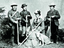 Le guide Christian Almer, son fils Ulrich Almer, l'alpiniste Margaret Claudia Brevoort (1825–1876), le chien Tschingel et William Auguste Coolidge, vers 1874.