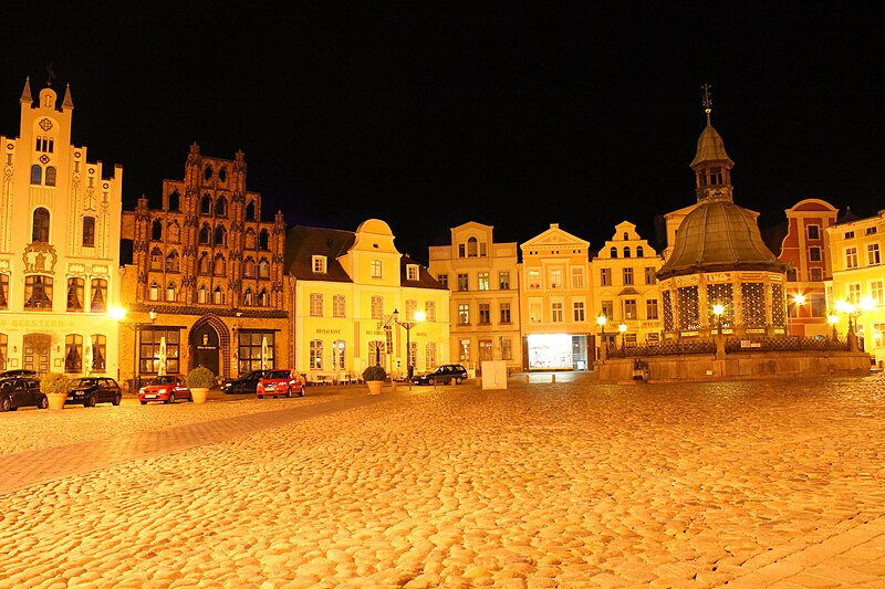 File:Marktplatz Wismar.JPG