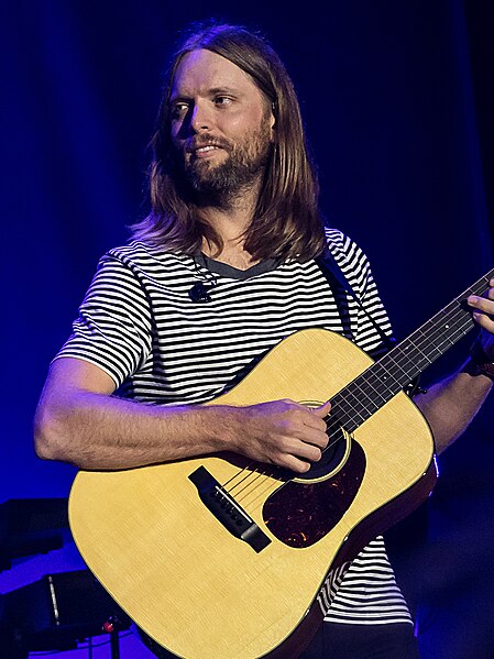 Valentine performing with Maroon 5 in 2016