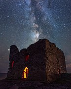 Die Burgruine nachts in der Kerry Dark Sky Reserve