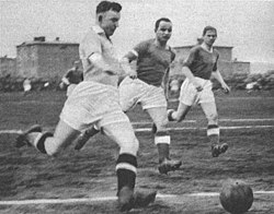 Ernst Willimowski (középen a labdával) egy 1937-es Ruch Chorzów–Warta Poznań mérkőzésen.