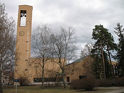 Tuomaankirkon kirkkosali kuvassa oikeassa reunassa. Meilahden kirkon kirkkosali on taustalla kellotornin ja Tuomaankirkon välissä.