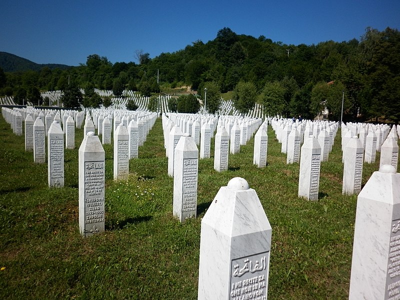 File:Memorijalni centar Srebrenica-Potočari.JPG