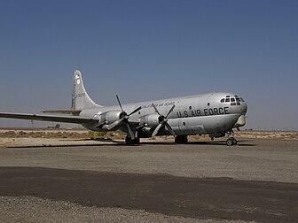 Le Boeing KC-97 Stratotanker est un avion ravitailleur dérivé de l'avion de transport C-97 Stratofreighter, également connu sous le nom Boeing 367. Au total, l'avion, toutes versions, sera produit à 888 exemplaires dont seulement une soixantaine de C-97 et plus de 800 KC-97. Mis en service au début des années 1950 et retiré en 1978, il reste aujourd'hui quelques exemplaires préservés mais aucun en état de vol. (définition réelle 1 600 × 1 200)