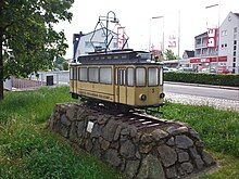 Modell der Straßenbahn Hohenstein-Ernstthal–Oelsnitz vor dem Rathaus Oelsnitz (2017)