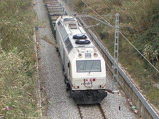 La locomotora 333.368 circulando por la línea de Puigcerdà en Mollet del Vallès.