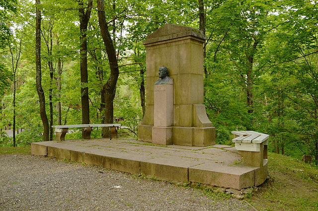 File:Monument_to_Ernst_von_Bergmann.JPG