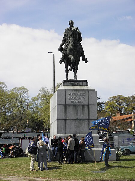 File:Monumento a Aparicio de frente.jpg