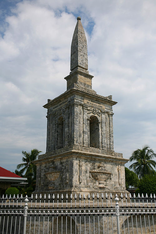 Image: Monumento a Magellano Mactan (tre quarti)