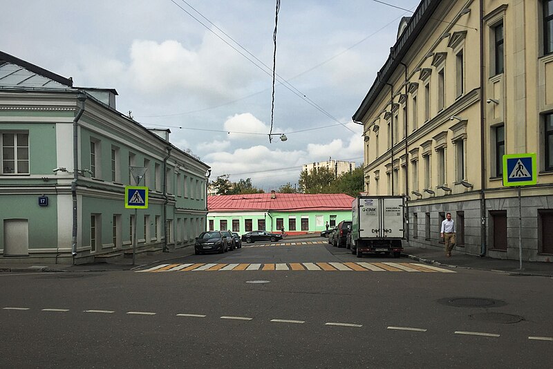 File:Moscow, an alley between Goncharnaya and Verkhnyaya Radischevskaya streets (31525739101).jpg