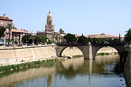 Puente de los Peligros desde aguas arriba con la torre de la Catedral al fondo.