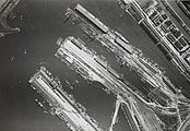 Luchtfoto van het Oostelijk Havengebied, met in het midden Rangeerterrein De Rietlanden; jaren dertig.