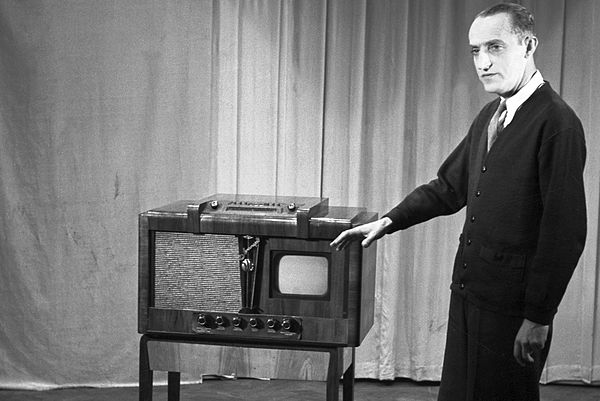Kazimierz Rudzki presents a "Leningrad" brand television receiver
