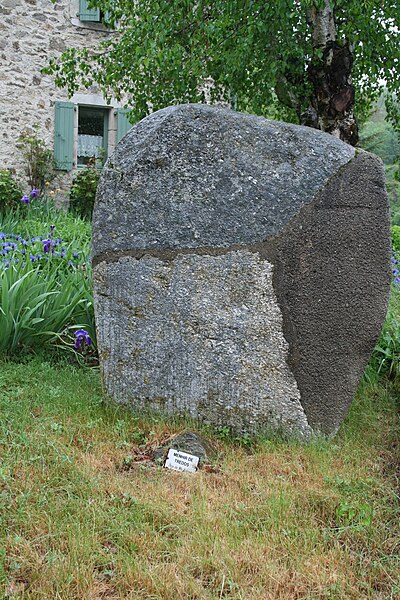 File:Nages menhir Tredos.JPG