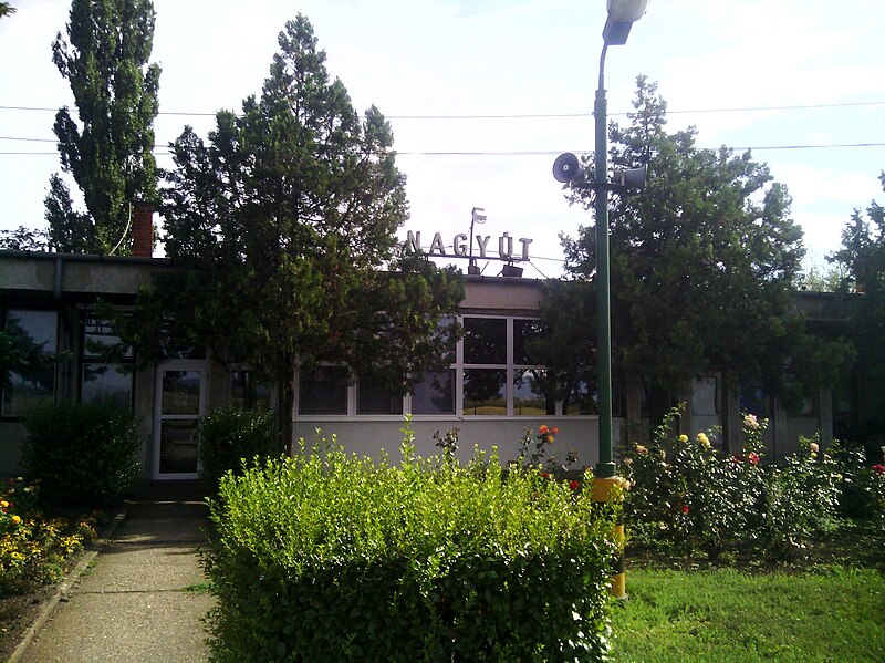 File:Nagyút station 1.jpg