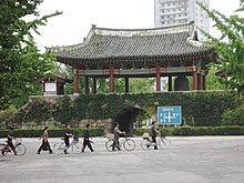 Nam Gate in Kaesong (5063812320).jpg