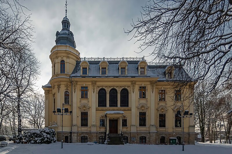 File:Neobarokowy pałac Schoena w Sosnowcu w zimie, widok od strony północnej- siedziba muzeum.jpg